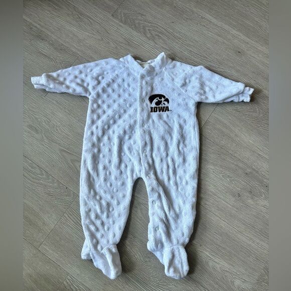 Infant 6-9 Months Iowa Hawkeye fuzzy footsie - Picture 1 of 3